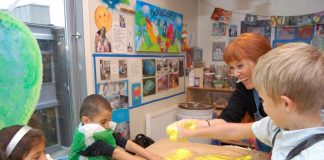 Ellen Andersen vil inspirere barna til å skape. (Foto: Judith Sørhus Litlehamar)