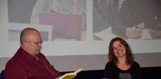 Rune Belsvik les frå Dustefjerten medan Janne Karin Støylen lyttar på Nynorskkonferansen tidlegare i haust.