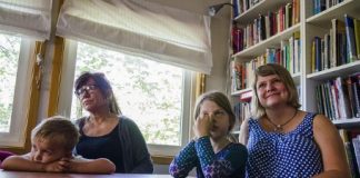 Den samiske versjonen av den interaktive e-boka om «Jakob og Neikob» vart vist for førskulegruppa i Samisk barnehage på Tøyen i Oslo. Frå.v.: Mika (5), språkleg ansvarleg Mâre Helander, Margrethe (5) og Gerd Bostrøm.