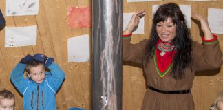 Màre Helander, dagleg leiar i Samisk barnehage i Oslo, bruker til vanleg nordsamisk kofte, men her er ho i sørsamisk kofte.