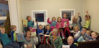 God stemning. Skånevik Mållag på bokbad i Skånevik barnehage.