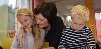 Skriv seg til suksess Anette Nerhus Bjelland og Noah Hovland og nokre av dei flinke skrivarane i klassen til Hildegunn Sæbø Heimro.