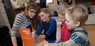 Styrarassistent Johanne Geitung Håvik fortel eventyret om korleis påfuglen fekk fargane sine til Kristian Hovland, Mari Sætre Grinde og Emil André Larssen Bru (t.h.).