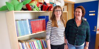 Jannicke Mæland (t.h.) og Johanne Geitung Håvik viser fram biblioteket i Salamonskogen barnehage. Dei har kjøpt inn fleire nynorske barnebøker i år.