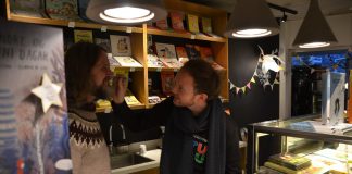 Roald Kaldestad og Trond Leirvik Onarheim teiknar på nasane til kvarandre og sel barnebøker.