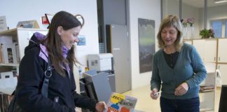 Jenny Anthun låner mellom anna Jakob & Neikob av Bjørg Rørlien på Voss bibliotek. Arkivfoto