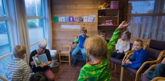 Talgje barnehage i Finnøy kommune har vore med på Nynorske lesefrø. Barnehagane som har vore med på dette prosjektet er flinkare til å lesa nynorsk for barna. Her er det Reidun Hagetrø Gard som les Henrik And. Foto: Ingunn Gjærde