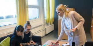 9.-klassingane Titti Josefine Nilsen (14) og Amalie Skogstø (14) ønskjer seg lengre opningstider og betre utval på biblioteket ved Håvåsen skule. Til høgre skulebibliotekar Else Margrethe Solbøe. Foto: Ingunn Gjærde