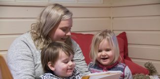 Elisabeth Bjørnsen Leland og dei andre tilsette i Sveio barnhage jobbar systematisk med språk. Her les ho med Birk Aleksander Roos og Mathilde Wirkola Lye.