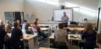 Petter Steen jr. har starta nynorskkurs for foreldre på Vikse skule i Sveio.